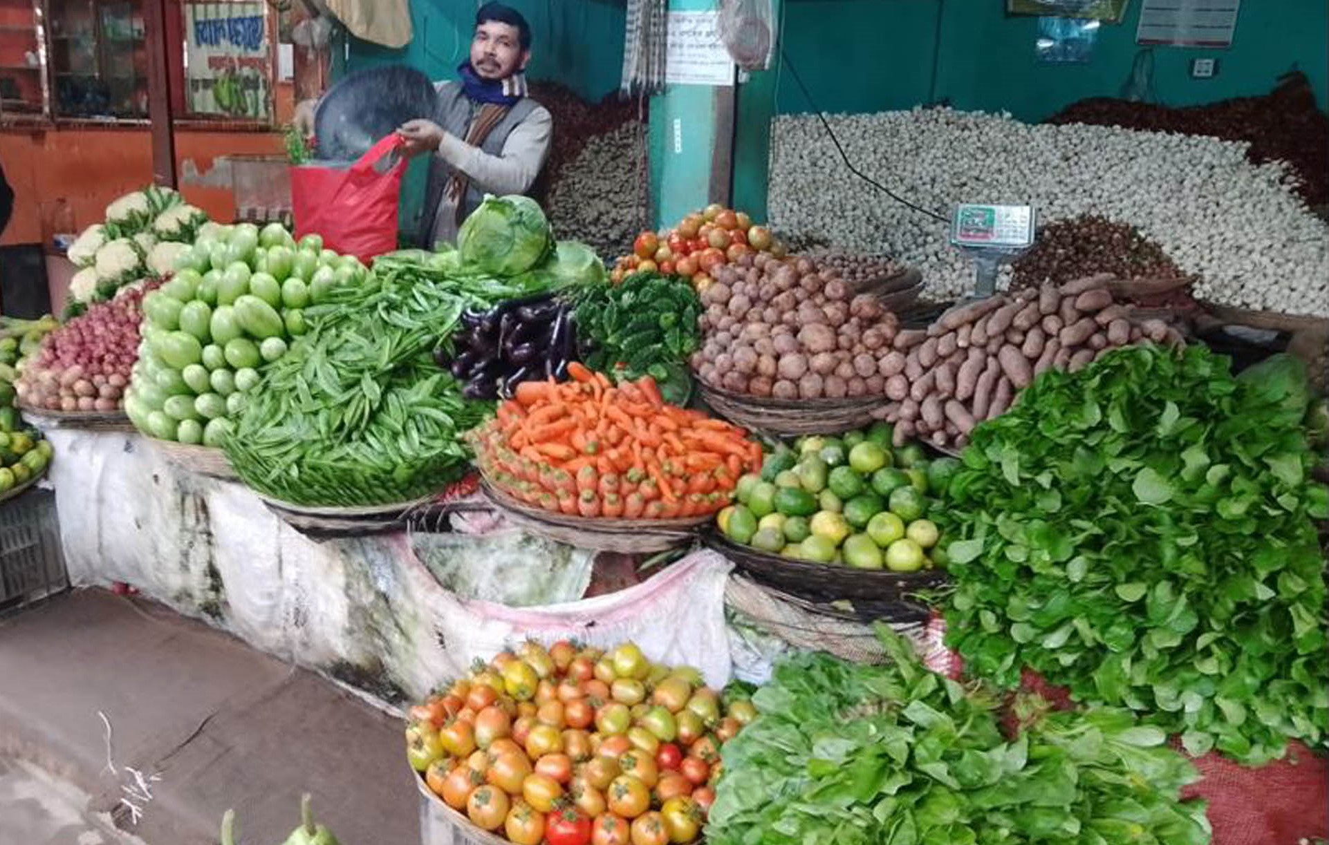 ফুলবাড়ীতে, সরবরাহ বাড়ায়,  কমেছে সবজির দাম